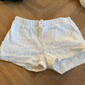 Ett par vit shorts 