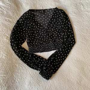 Prickig Blus Urban - Prickig blus från Urban i strlk M! Lite ballongärm, väldigt söt✨ Använd 2 gånger! Nypris ca 450kr (39£)