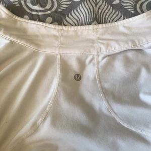 Lululemon top  - Vit lululemon top. Har knappt använt. 
