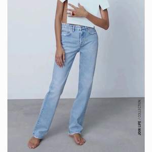 Säljer dessa slutsålda jeans från zara som inte finns kvar längre. Det är mid rise. Helt oanvända, vara testade (alla lappar är kvar). Köpt direkt för 400, om fler är intresserade blir det budgivning.