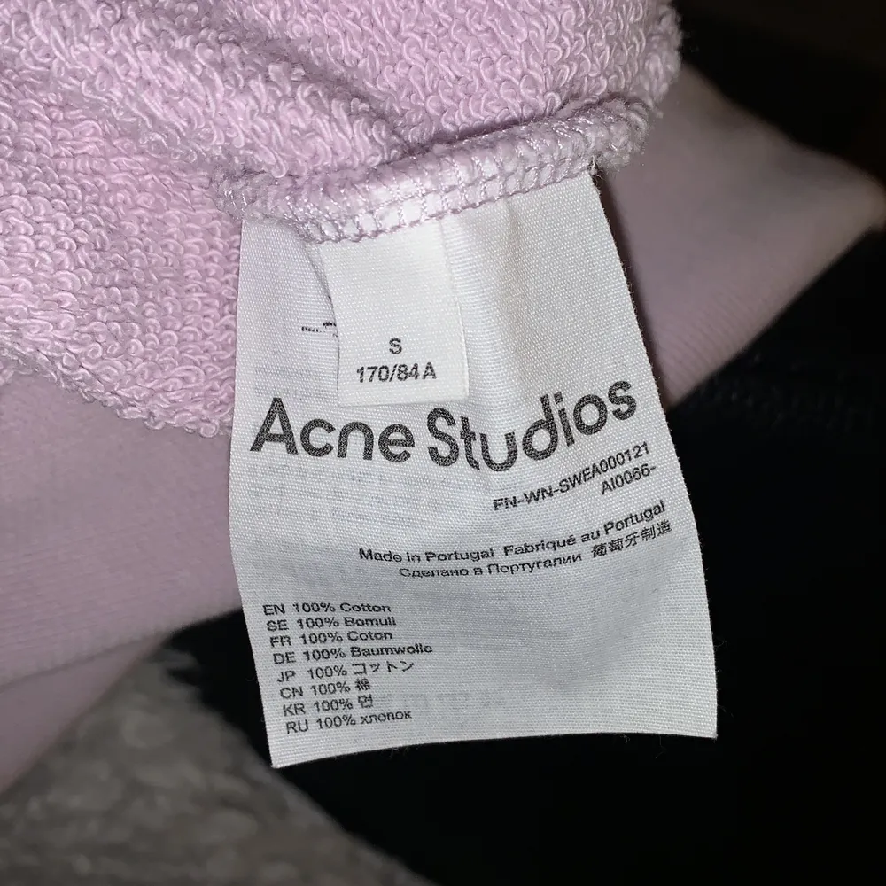 Säljer en skitsnygg och unik huvtröja från Acne studios🤪 Jag älskar den men tyvärr är den helt för stor på mig:( Den är ljuslila och har ett coolt tryck på vänstra bröstet. Detaljer om passform och material finns på sista bilden💜 Ta väl hand om den‼️. Hoodies.