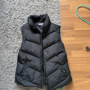 Svart väst - Säljer jättefin så snygg och trendig väst som tyvärr är för liten för mig:( skulle säga att den sitter mer oversized på en 34-36! 💕⚡️⚡️