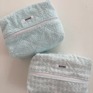 Handgjord necessär 💙 - Handsydd necessär gjort av återvunna tyger köpt second hand. Går även att köpa på min instagram @bernhbernh eller via www.bernh.se🥰🌸🤍   18x14x9 cm