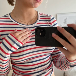 Randigtopp! - Jättefin randig tröja! Säljer då den ej kommer till användning. Har ett jättelitet hål i högerarmen (fråga om bild privat) Mitt pris 80kr+frakt💕