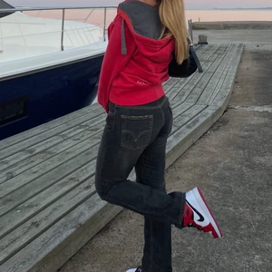 LEVIS JEANS - Snygga låga, vintage, jeans från Levis i bra skick. Storlek: cirka 30x30 (som  M och bra längd för mig som är 170). Spårbar frakt: 66kr! Skriv bud! 