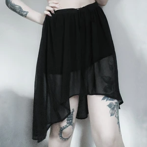 Asymmetrisk kjol 🖤 - Helsvart kjol i asymmetrisk modell. Den har en heltäckande underkjol och en längre kjol ovanpå den, i ett mer semitransparent material som är superfint draperad. 🥰 Stängs med dold dragkedja på sidan. Dessutom har den dragsko/knytsnöre i midjan så fungerar för mindre storlekar 😌 Storlek 36/S, 40kr