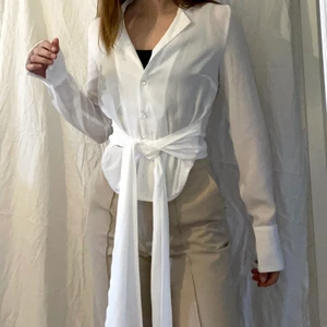 Skjorta med knyte i midjan  - Supersnygg skjorta från Na-kd som går att knyta i midjan, både fram och bak, valfritt. Knappt använd alls. Storlek xs. 