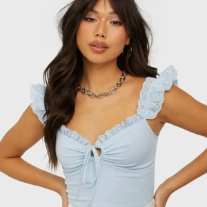 Blå topp från Nelly.com  - Säljer den här toppen. Den är helt oanvänd, lappen sitter kvar. 