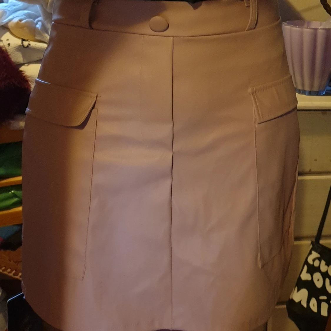 Snygg rosa konst läder kjol