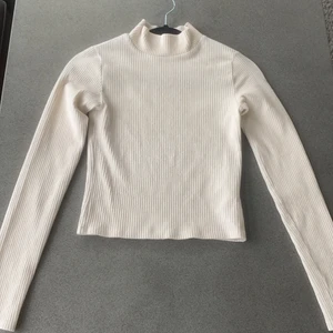 Manchester tröja - Beige polotröja i Manchester, lite croppad i modellen och jätteskön🥰 frakten är inräknad i priset❤️