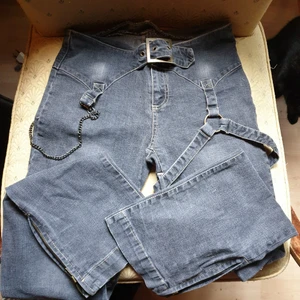 Jeans United med snygga detaljer - Snygga jeans med detaljer,kedja dragkedja I ben slut  stl small elastiska,supersnygga på