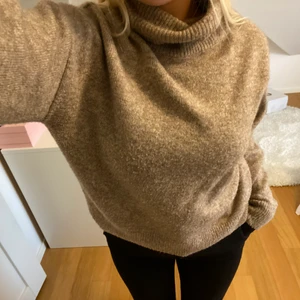 Stickad tröja - Brun stickad tröja från h&m, lite nopprig. Storlek S, frakt ingår i priset