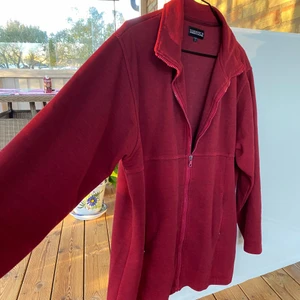 Röd kofta med fickor - I bra skick. Polo krage om en drar upp dragkedjan. Lite tunnare i materialet så skön att ha på våren eller sensommar. Köp nu!