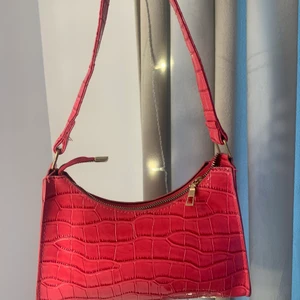 Röd väska !  - Oanvänd röd väska, köpare står för frakt:)