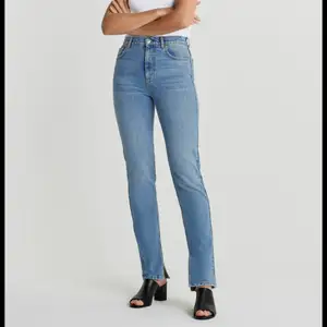 Jeans med en slit på insidan, så snygga på!!