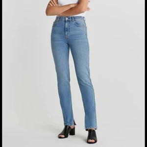 Ginatricot x nickistudio  - Jeans med en slit på insidan, så snygga på!!
