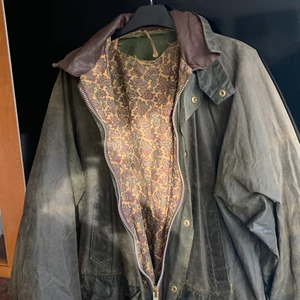 Jacka - Skit cool läder jacka perfekt nu vid hösten, är i fint skick för å va använd så mycket små skador som syns på bilderna. Är i storlek S-XL beror på hur du vill den ska sitta<3 Priset kan diskuteras å be gärna om fler bilder om du känner dej intresserad.