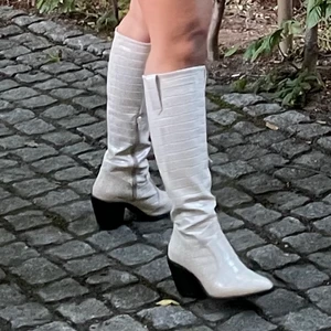 Höga stövlar - Kollar intresset för dessa vita höga stövlar i storlek 36 från NA-KD. Har själv ganska stora vader men hade säkert sett mer oversize ut på andra!