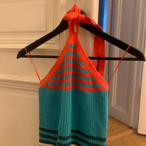 Stickad topp  - Säljer denna jättefina helt oanvända stickade toppen. Köpt i somras, har fortfarande prislappen kvar. Den är i storlek S. Ny pris är 159 Kr.