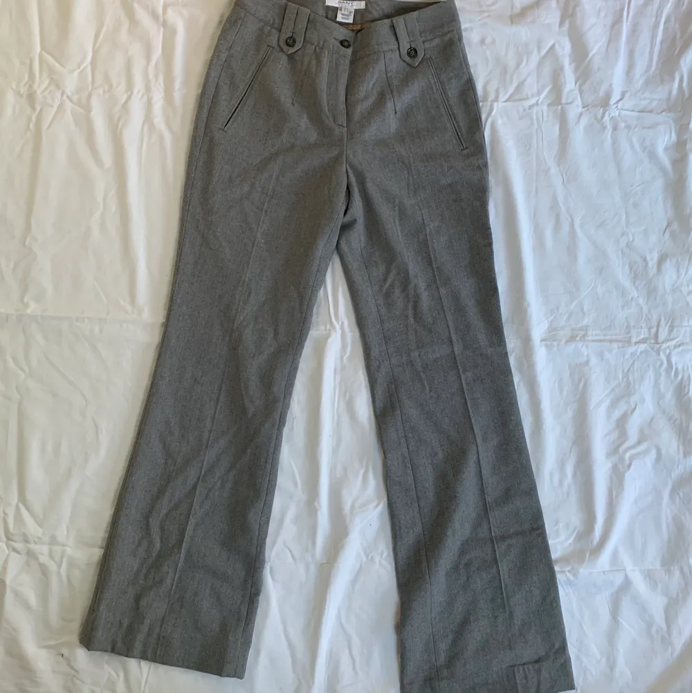 Ett par gråa midwaist kostymbyxor från GANT. De är bootcut och långa på mig som är 160.☺️  Midjemått: 70 cm. Jeans & Byxor.