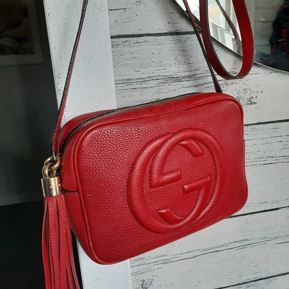 Äkta Gucci Soho röd väska, Bra skick, Det finns spår av allmänt bruk. Inget kvitto tyvärr . Accessoarer.