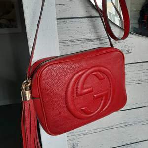 Äkta Gucci Soho röd väska, Bra skick, Det finns spår av allmänt bruk. Inget kvitto tyvärr 