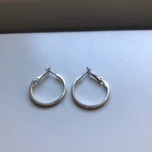 Säljer mina örhängen ringar i äkta silver då dem aldrig kommit till användning längre  💗💗  35kr + frakt  💘