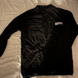 Sweatshirt - Svart sweatshirt från märket sixth june. Bröstfickor på bägge sidor, varav en med logga i reflex och resor i botten. Storlek S (för stor för mig, 179 cm 65 kg)