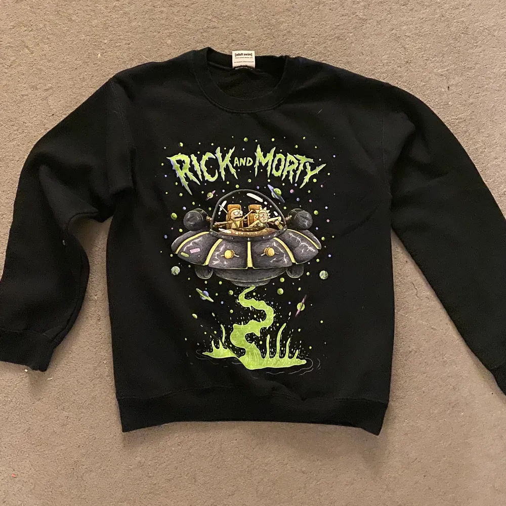 Sweatshirt från Adult Swim med rick & morty tema, storlek XS/S. Hoodies.