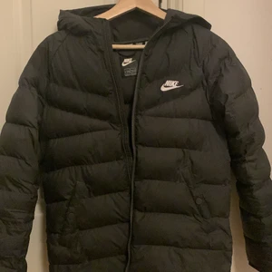 Nike jacka - En snygg mörkgrå nike jacka som jag inte har fått användning för. Storlek L i barnstorlek men passar mig som är XS/S. Nypris 900kr, köparen står för frakten