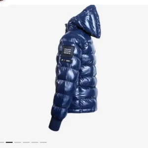 glansig jacka peak performance  - säljer en likadan som på bilden fast en svart. Jättebra skick och inprincip oanvänd. I storleken 170 men motsvarar en XS som är min vanliga storlek. Inköpt förra året och perfekt nu till vintern💕 om nån är intresserad kan priset diskuteras privat!! 200kr är alltså inte priset. Lagt bud är lagt. Kolla gärna in mina andra annonser BUD PÅ 1150! 