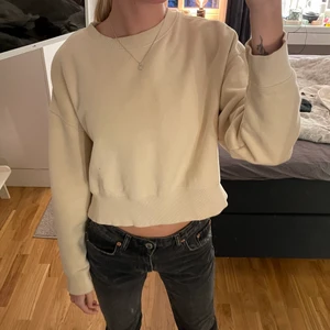 Beige sweatshirt - Så himla fin beige sweatshirt, säljer pga att jag inte använder längre. Storlek S 💛