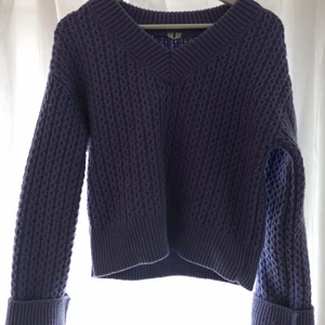 Stickad tröja ARKET - Stickad, lila, V-ringad tröja från ARKET i storlek S, en aning croppad. Sparsamt använd. Köparen står för frakten som är max 100kr förhoppningsvis mindre. 