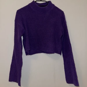 Croppad stickad tröja  - Lila stickad tröja från hm, lite croppad! Knappt använd:)