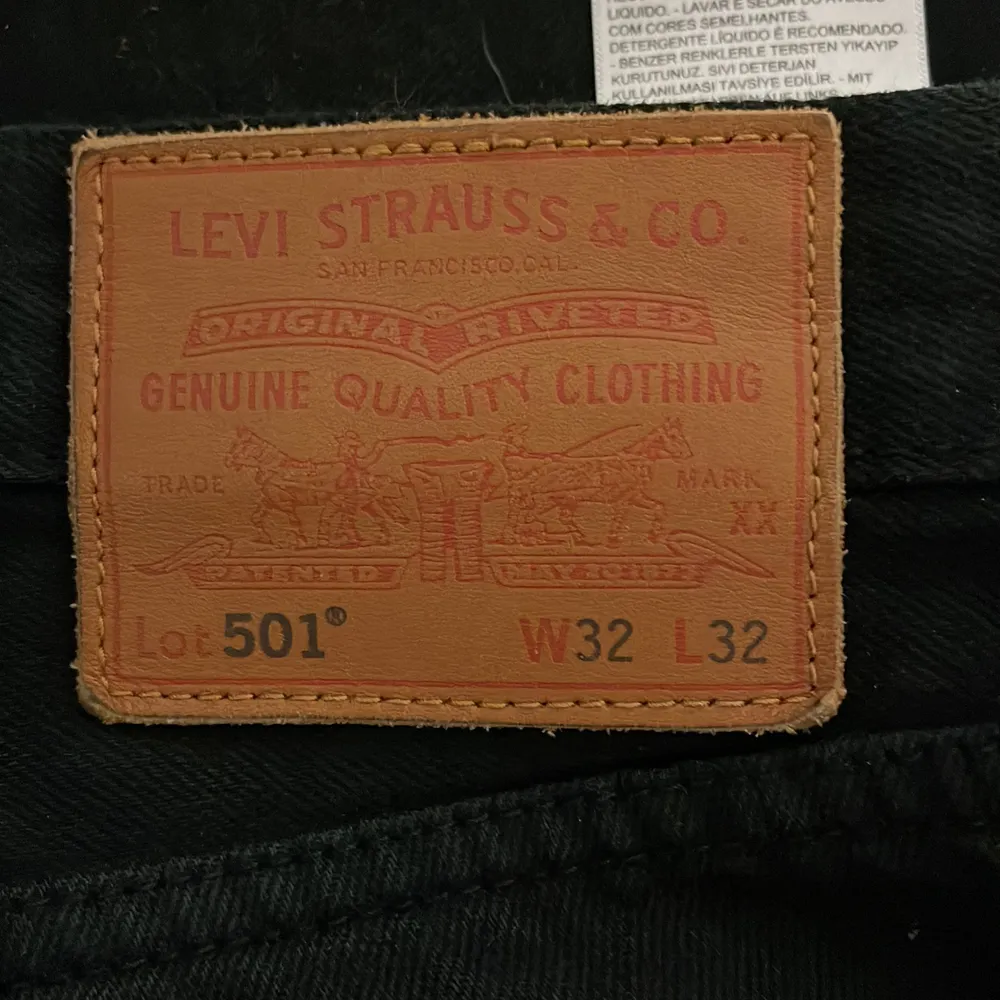 Levis 501 svarta köpt för inte så längesen, 7/10 skick . Jeans & Byxor.