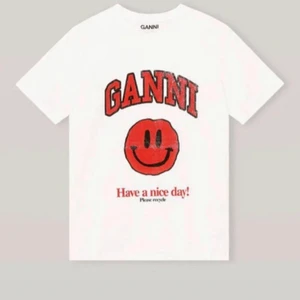 Ganni T-shirt  - Säljer min fina ganni T-shirt eftersom den inte kommer till användning längre!💕💕 skriv privat för fler bilder!