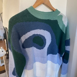 Stickad tröja - En snygg stickad tröja som aldrig är använd. 