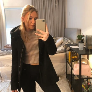 Jacka/kappa - Säljer min svarta jacka/kappa som är i storlek S. Superfin jacka men som tyvärr inte kommer till användning längre🥰