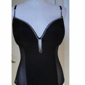 y2k korsett med strass stl M - köptes sent 2000-tal/tidigt 90-tal. storlek M. möts upp (stockholm, t-centralen) eller fraktar *köpare swishar innan plagget fraktas 👾