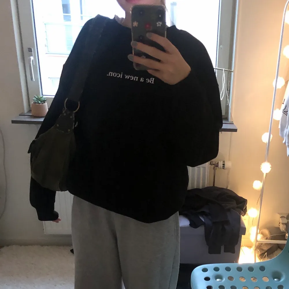 Jätte fin, oversized zara hoodie i nyskick. Aldrig använd och har inga defekter. Jätte mysig och perfekt för hösten och vintern 💗💗💗. Hoodies.