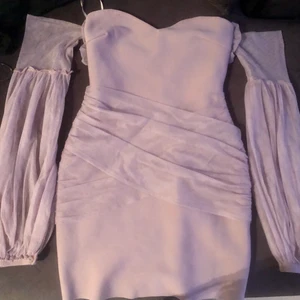 Missguided Off-shoulder klänning  - Säljer denna fina lila klänningen som är ifrån Missguided i storleken 36. Den är använd 1 gång så den är som ny🤍 klänningen är off-shoulder och som sagt i en fin lila färg🤍 #klänning #missguided