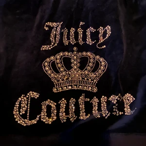 Juicy couture set  - Använd 2 gånger säljer pågrund av att ja behöver pengarna, nypris runt 1200 säljer för 700 hela setet 200 för koftan och 500 för byxorna skulle säga att dem passar en L neråt!