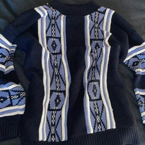 Stickad tröja  - Stickad tröja köpt secondhand, så himla fin och oversized💙