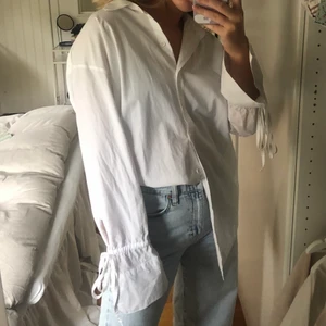 Vit skjorta - Säljer lajvets finaste vita skjorta! Passar borde till vardags med ett par jeans men också så enkel att klä upp. Har superfina detaljer med knytning i ärmarna och är lite längre i modellen!!! Från NA-KD. Möts helst upp i Linköping men kan skicka om så önskas<3