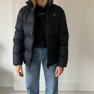 Dunjacka - Varm dunjacka från Tommy Hilfiger, superfin modell med högre hals utan luva. Passar perfa till vintern❤️använd fåtal ggr därmed inga skador/slitna partier + väldigt bra kvalité❤️nypris 2 300 kr, mitt pris 1100 kr + frakt men pris kan diskuteras❤️skicka gärna om du vill ha mer information eller bilder!