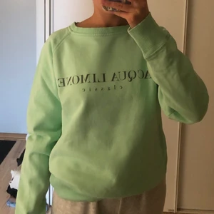 Aqua Limone sweatshirt  - Superfin oversized tröja från Aqua Limone. Knappt använd. Har några rosa fläckar i armhålan på vänster sida, därav det billiga priset. 