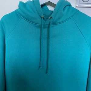 Hoodie - Turkos hoodie från bikbok, nyskick!