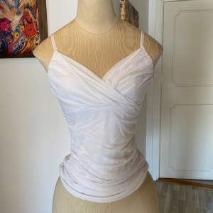 Ett jättefint vitt draperat linne som formas så fint  kring kroppen, XS. 50kr eller högstbjudande 