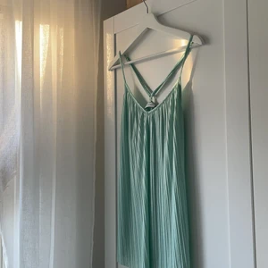 Festtopp⚡️ - En turkos skimrig topp köpt secondhand som är super fin med ett pärlhalsband och kostymbyxor mm🤍 Säljer endast då det är lite för litet för mig överbysten och jag vill ha det mer oversized☺️ Är i jättefint skick och ser ut o va ny! 