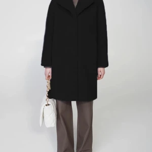 Stand Jacka - Teddykappa från stand, nypris ca 3700kr. använd men i fint  skick. inga fel på jackan! Passar mig som är en M med en tjockare tröja under (se bild).